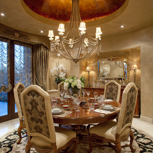 Cette image montre une grand salle à manger ouverte sur la cuisine traditionnelle avec un mur beige, un sol en calcaire et aucune cheminée.