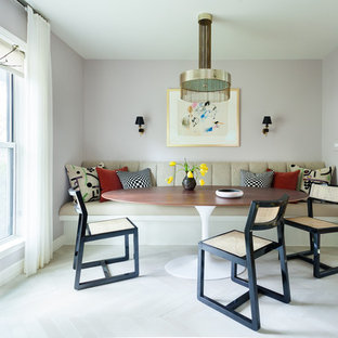 Idées déco pour une salle à manger ouverte sur la cuisine éclectique de taille moyenne avec un mur violet, un sol en carrelage de porcelaine et un sol beige.