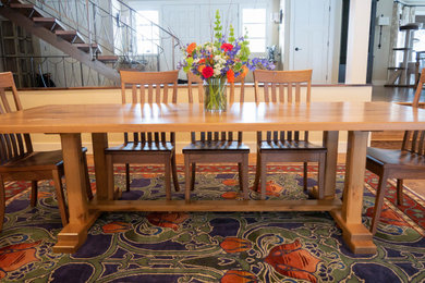 Cette image montre une salle à manger traditionnelle fermée et de taille moyenne avec un sol en bois brun.