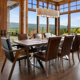 Esempio di una sala da pranzo rustica con pavimento marrone e pavimento in legno massello medio