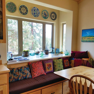 Modelo de comedor de cocina de estilo americano, de tamaño medio, con paredes amarillas y suelo laminado
