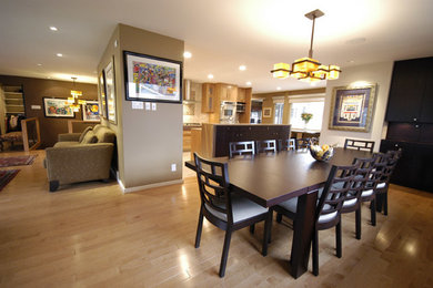 Пример оригинального дизайна: гостиная-столовая среднего размера в современном стиле с серыми стенами и светлым паркетным полом