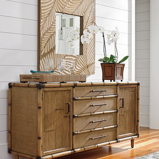 Große Tropische Wohnküche mit weißer Wandfarbe und braunem Holzboden in Charleston