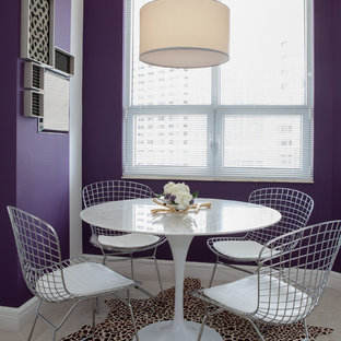 Inspiration pour une salle à manger design avec un mur violet.