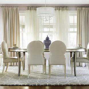 Esempio di una sala da pranzo aperta verso la cucina tradizionale di medie dimensioni con pareti viola, parquet scuro e nessun camino