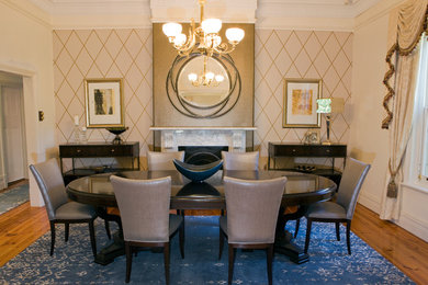 Ispirazione per una sala da pranzo classica chiusa e di medie dimensioni con pareti beige, pavimento in legno massello medio e pavimento marrone