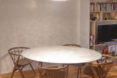 Imagen de comedor de cocina actual de tamaño medio sin chimenea con paredes grises y suelo de madera en tonos medios
