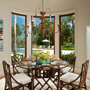 Großes Kolonialstil Esszimmer mit weißer Wandfarbe in Miami