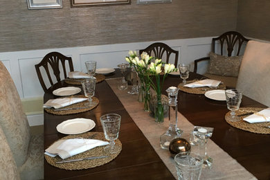 Idee per una sala da pranzo classica chiusa e di medie dimensioni con pareti con effetto metallico, moquette e pavimento beige