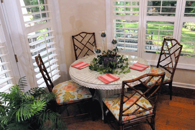 Imagen de comedor clásico renovado pequeño abierto con paredes beige, suelo de madera clara y suelo marrón