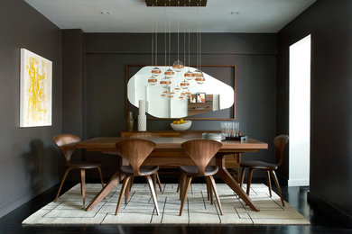 На фото: отдельная столовая среднего размера в стиле ретро с коричневыми стенами и темным паркетным полом с