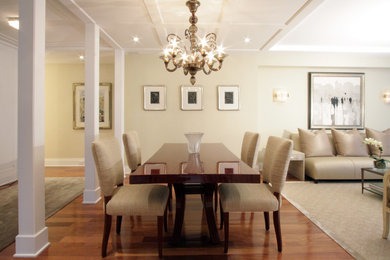 Idées déco pour une salle à manger ouverte sur le salon classique de taille moyenne avec un mur beige et un sol en bois brun.