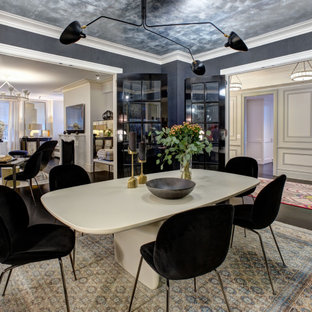Inspiration för stora moderna separata matplatser, med svarta väggar, mörkt trägolv och svart golv
