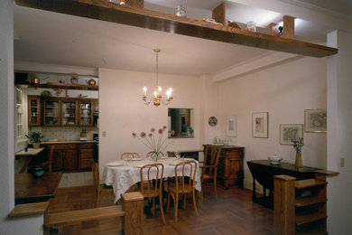 Diseño de comedor de cocina moderno de tamaño medio con paredes blancas y suelo de madera en tonos medios