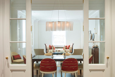 Foto di una sala da pranzo aperta verso il soggiorno chic di medie dimensioni con pareti bianche, parquet scuro e nessun camino