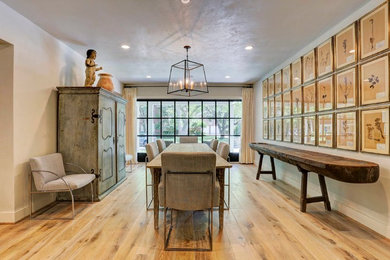 Imagen de comedor de estilo de casa de campo cerrado sin chimenea con suelo de madera clara, paredes beige y cortinas