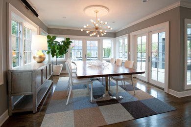 Imagen de comedor clásico renovado grande abierto con paredes beige y suelo de madera clara