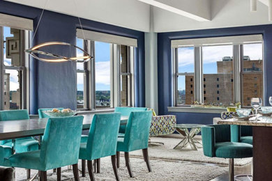 Großes, Offenes Modernes Esszimmer mit blauer Wandfarbe, dunklem Holzboden und braunem Boden in St. Louis