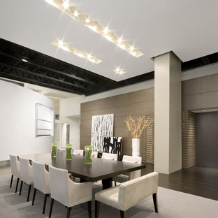 Modern inredning av en stor matplats med öppen planlösning, med beige väggar, mörkt trägolv och brunt golv