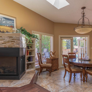Esszimmer mit Eckkamin und buntem Boden Ideen, Design & Bilder
