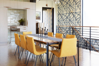 Ispirazione per una sala da pranzo contemporanea di medie dimensioni con pavimento in legno massello medio, pavimento marrone e pareti bianche