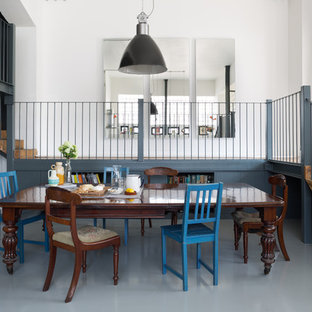 Esempio di una grande sala da pranzo aperta verso la cucina bohémian con pareti bianche, nessun camino e pavimento grigio