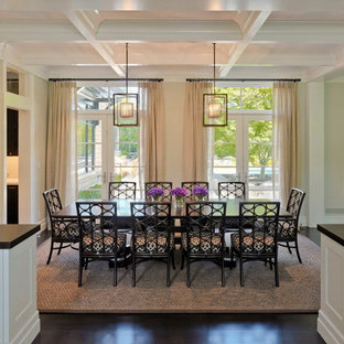 Foto di una sala da pranzo vittoriana con pareti beige e parquet scuro
