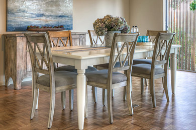 Cette photo montre une salle à manger ouverte sur le salon chic de taille moyenne avec un mur beige.