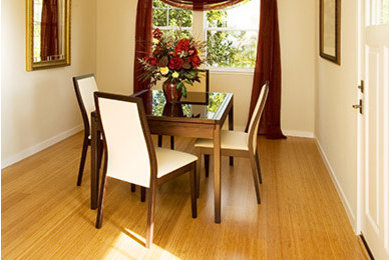 Exemple d'une salle à manger ouverte sur la cuisine tendance de taille moyenne avec un mur beige, parquet en bambou et aucune cheminée.