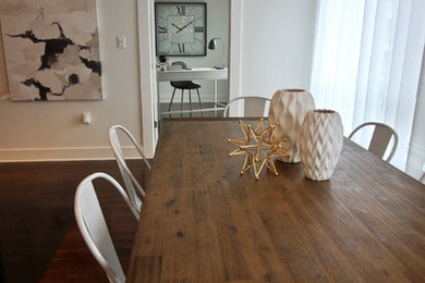 Imagen de comedor minimalista de tamaño medio abierto sin chimenea con paredes blancas, suelo de madera oscura y suelo marrón