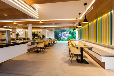 Ejemplo de comedor contemporáneo extra grande abierto con paredes multicolor