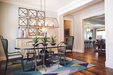 Réalisation d'une salle à manger minimaliste fermée et de taille moyenne avec un mur blanc, un sol en bois brun et un sol turquoise.