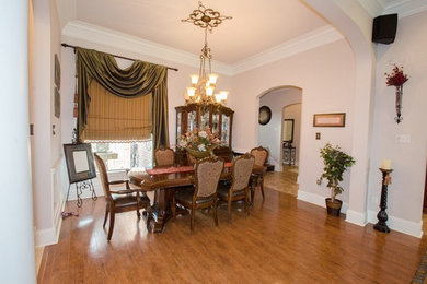 Dining room - traditional dining room idea in New Orleans