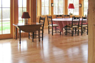 Idées déco pour une salle à manger ouverte sur la cuisine classique de taille moyenne avec un sol en bois brun et aucune cheminée.