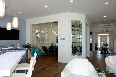 Offenes, Großes Modernes Esszimmer ohne Kamin mit weißer Wandfarbe, dunklem Holzboden und braunem Boden in Miami