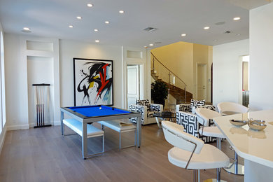 Offenes, Mittelgroßes Modernes Esszimmer ohne Kamin mit weißer Wandfarbe, hellem Holzboden und beigem Boden in Miami