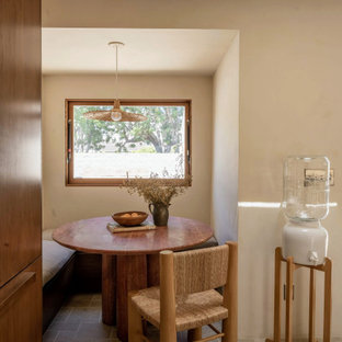 Diseño de comedor de estilo americano con paredes beige y suelo gris