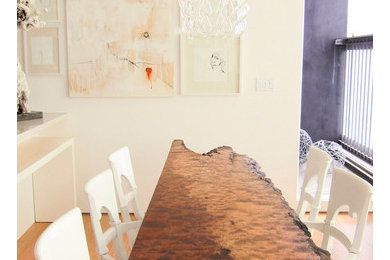 Modelo de comedor romántico pequeño con paredes beige y suelo de madera clara