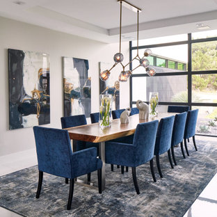 Aménagement d'une salle à manger contemporaine avec un mur gris, aucune cheminée et un plafond décaissé.