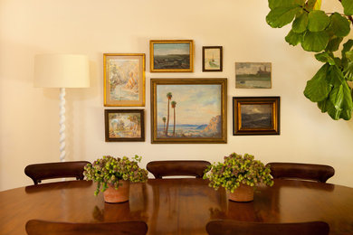 Ispirazione per una sala da pranzo tradizionale chiusa e di medie dimensioni con pareti beige e pavimento in legno massello medio