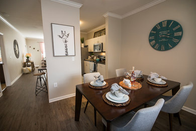 Dining room photo in Los Angeles