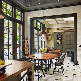 Réalisation d'une grand salle à manger ouverte sur la cuisine victorienne avec un mur blanc, un sol en marbre et aucune cheminée.
