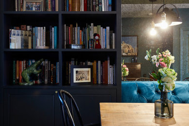 Idee per una sala da pranzo contemporanea chiusa e di medie dimensioni con pareti nere, pavimento in legno massello medio e pavimento marrone