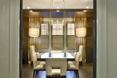 Idee per una grande sala da pranzo minimalista chiusa con pareti beige, parquet scuro e nessun camino