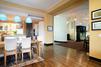 Идея дизайна: кухня-столовая среднего размера в современном стиле с желтыми стенами и паркетным полом среднего тона