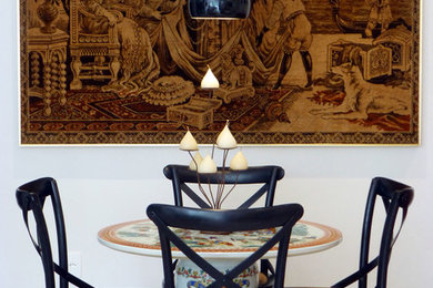 Foto de comedor contemporáneo pequeño con paredes beige y suelo de baldosas de porcelana