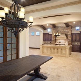 Idee per una grande sala da pranzo aperta verso il soggiorno mediterranea con pareti beige, pavimento in travertino e nessun camino