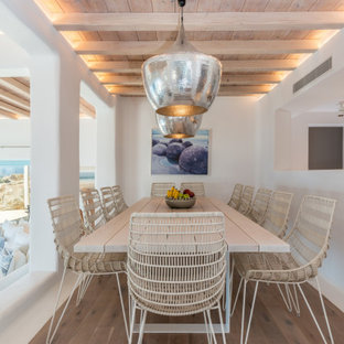 Inspiration för en maritim matplats, med vita väggar, mellanmörkt trägolv och brunt golv