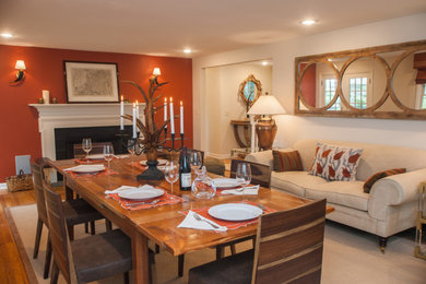 Cette image montre une salle à manger chalet fermée et de taille moyenne avec un mur marron, un sol en bois brun, une cheminée standard et un manteau de cheminée en plâtre.
