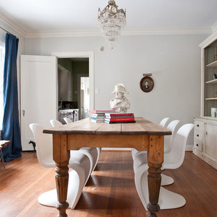 Foto de comedor romántico, cerrado, con suelo de madera oscura y paredes grises